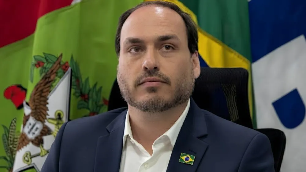 Pedido petista para suspender honraria concedida a Carlos Bolsonaro é negado pela Justiça de SC