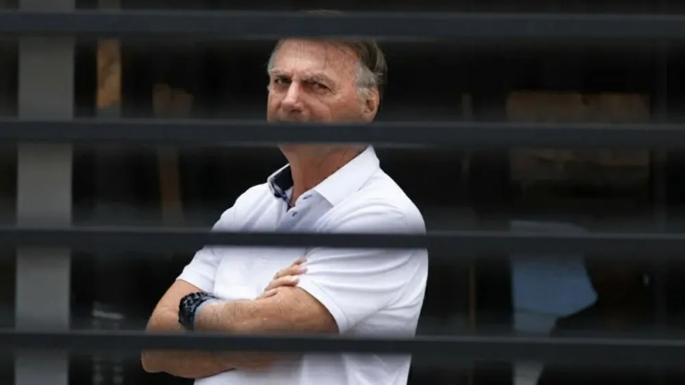 Defesa nega 'falta grave' e Bolsonaro abre mão de arma pela prisão domiciliar