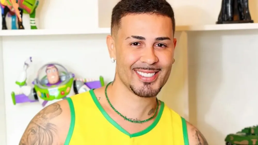 Carlinhos Maia quebra o silêncio após ser filmado aos beijos com mulher na Grécia