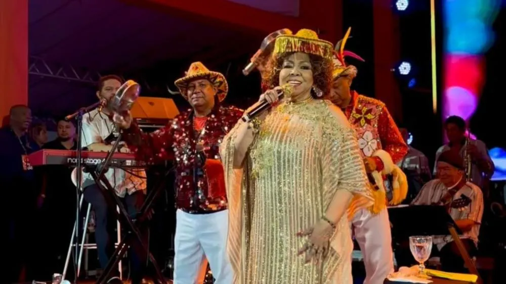 Alcione se desequilibra e cai durante show; cantora foi socorrida pela produção