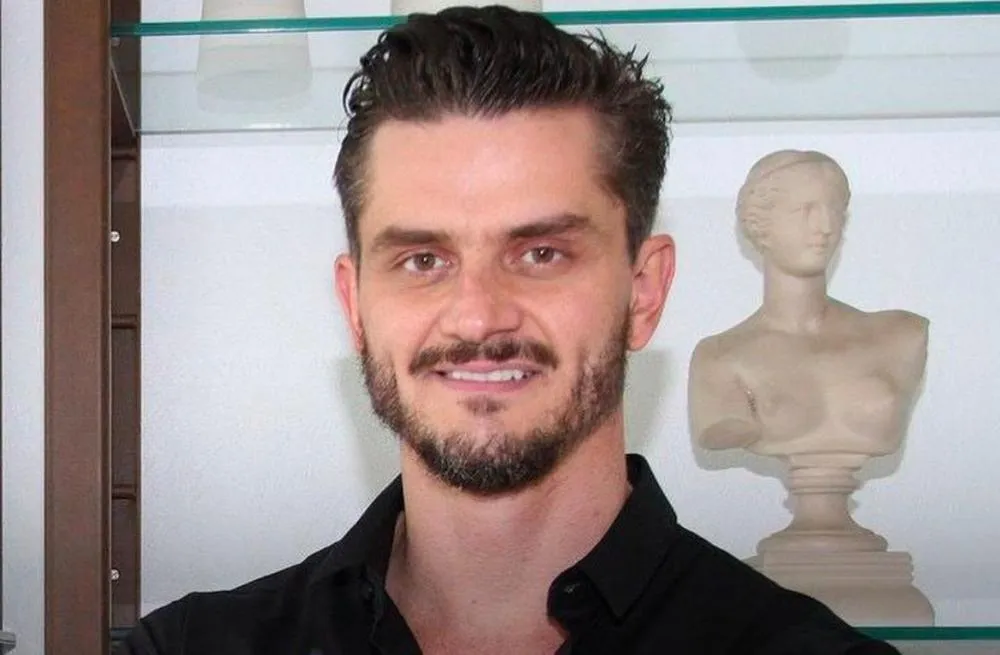Marcos Harter, expulso do BBB, ironiza emissora e exibe faturamento de R$ 9 milhões após recusar documentário