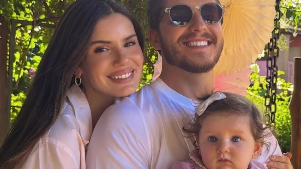 Camila Queiroz choca ao congelar células-tronco da filha e explica decisão