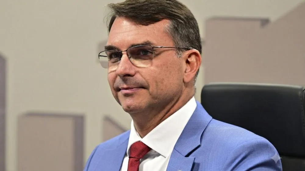 Flávio sai em defesa dos EUA e diz que Lula 'lambe as botas da China'