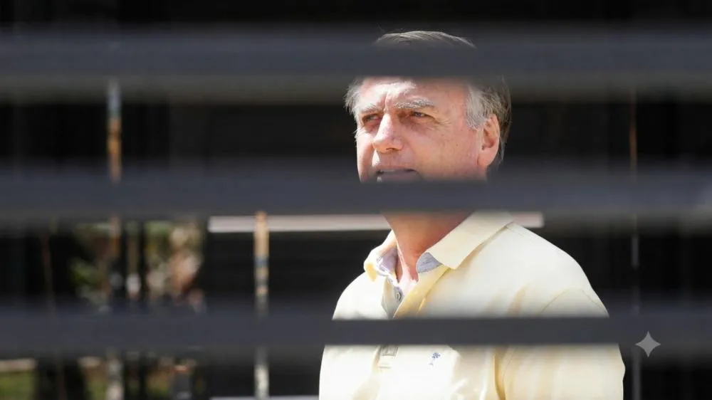 Casa de Bolsonaro é alvo de busca e apreensão de armas em operação da PF