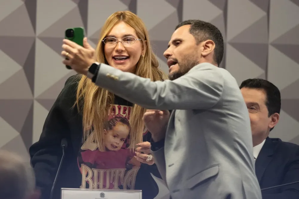 Cleitinho volta a admitir erro em pedir foto à Virginia em CPI das Bets: “Fui um idiota”