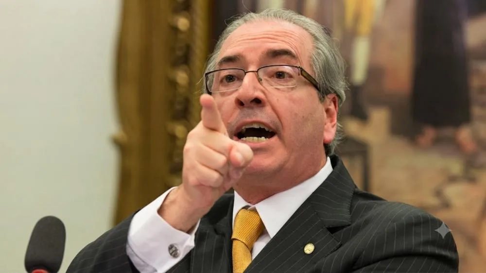 Ministro Flávio Dino bloqueia R$6 milhões de Eduardo Cunha por suspeita de desvio de emendas