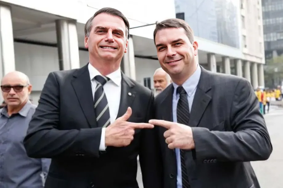 Moraes proíbe Flávio de visitar Jair Bolsonaro às vésperas da eleição e defesa de candidato reage