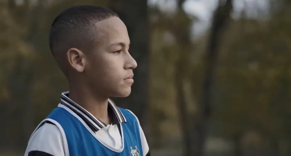 Neymar repercute vídeo de IA em que conversa com versões de si mesmo e surge com taça da Copa de 2030