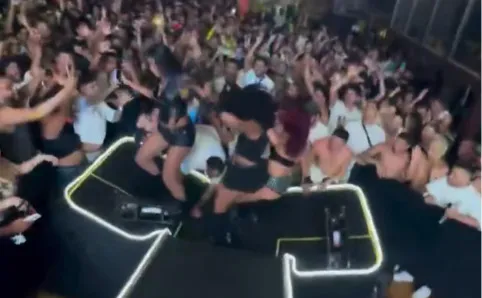 Pocah cai do palco com bailarinas após passarela desabar durante show