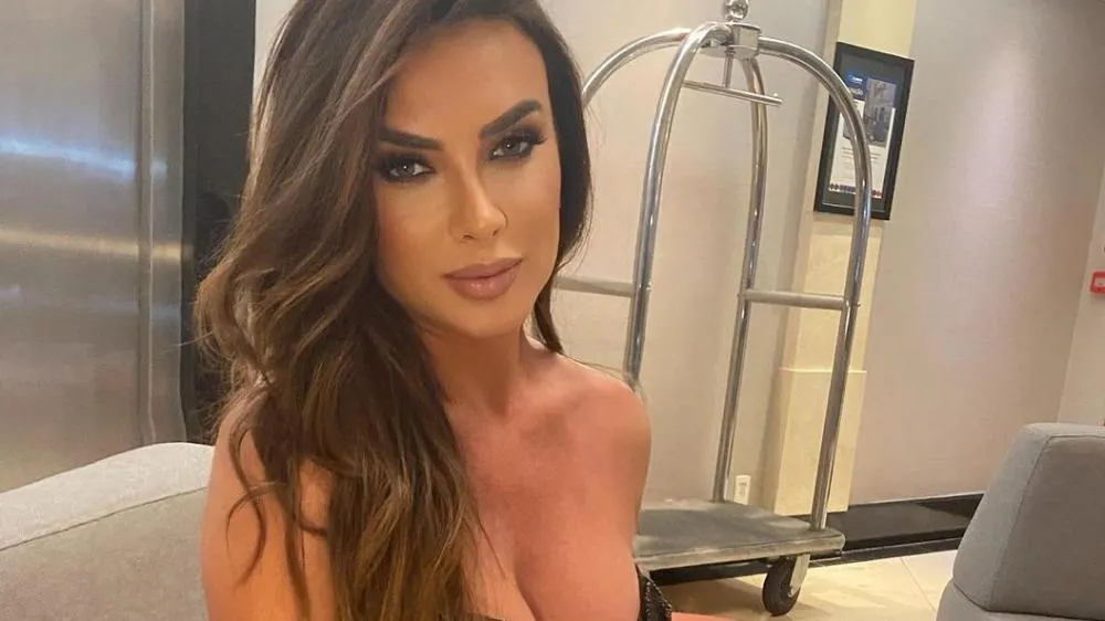 Nicole Bahls atualiza estado de saúde após cirurgia em hospital do Rio
