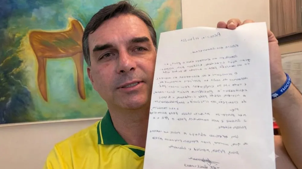 Aliados de Flávio Bolsonaro criticam decisão de Moraes e comparam à prisão de Lula