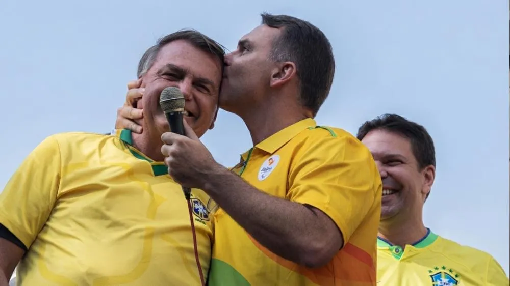Entenda como a proibição de visitas de Flávio ao pai afeta diretamente a pré-campanha