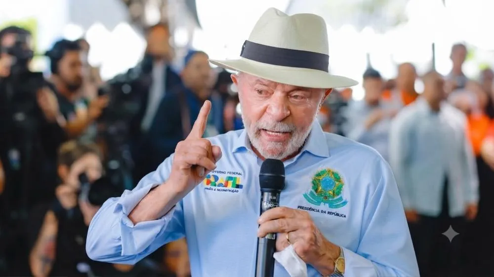 Governo Lula sanciona lei que inclui educação política no currículo escolar; você aprova a medida?