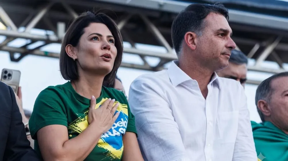 Flávio Bolsonaro confirma “não ter relação” com Michelle hoje em dia e não cobrará apoio em campanha