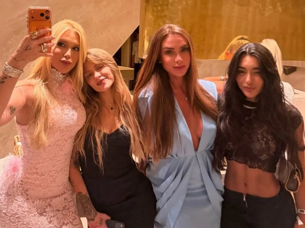 Virginia, Luísa Sonza e Nicole Bahls se encontram em noitada na Itália