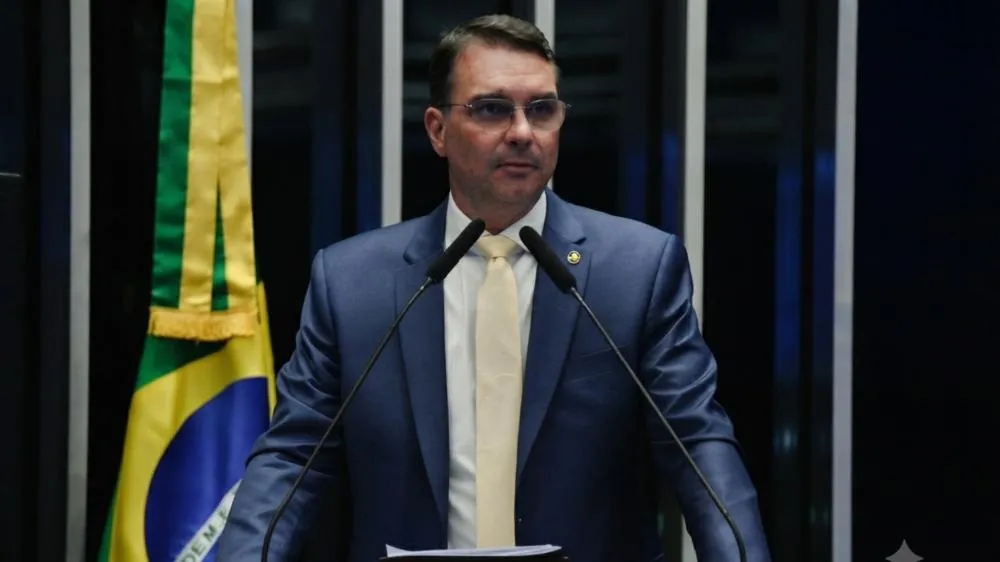 Após ser proibido de visitar o pai por Moraes, Flávio Bolsonaro diz que não se rebaixa para tirano