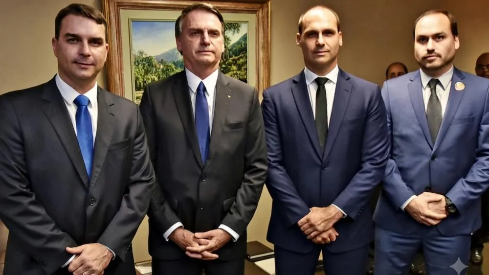 Após nova decisão de Moraes, filhos de Bolsonaro reagem ao veto de visitas ao pai por 30 dias