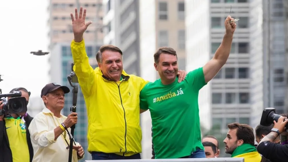 Defesa de Bolsonaro recorre de decisão que impede visitas de Flávio ao pai