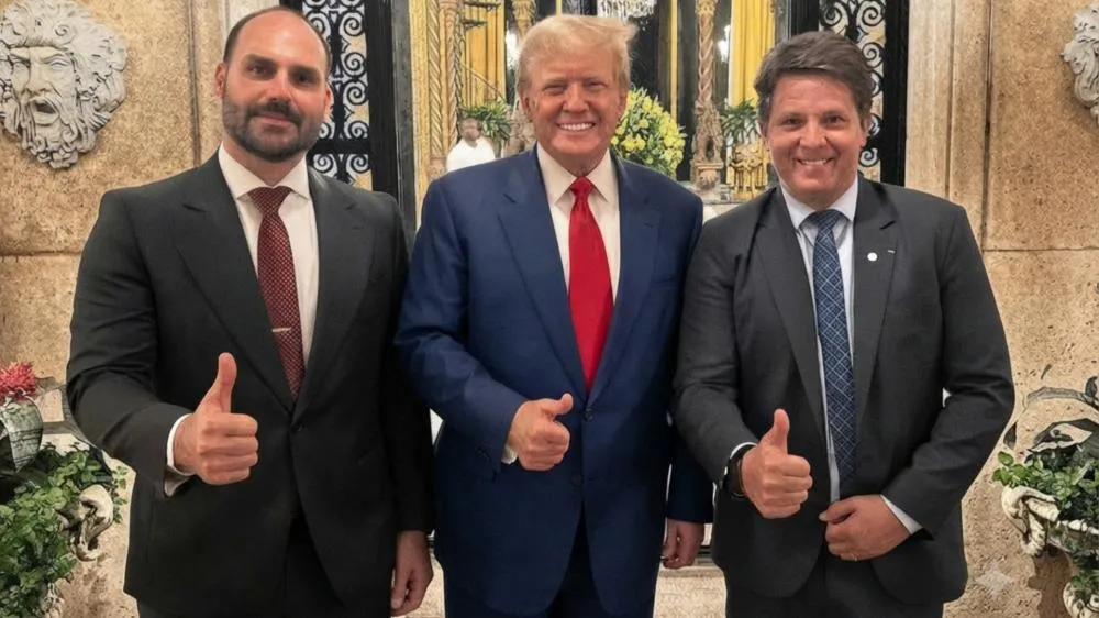 E agora? O que muda para Eduardo Bolsonaro após receber green card de Trump