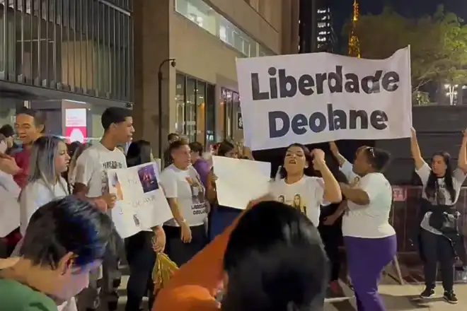 Fãs de Deolane Bezerra se reúnem na Av. Paulista e fazem coro por liberdade da influenciadora