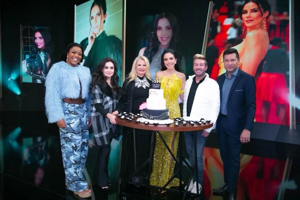 Daniela Albuquerque recebe surpresa de aniversário na Rede TV