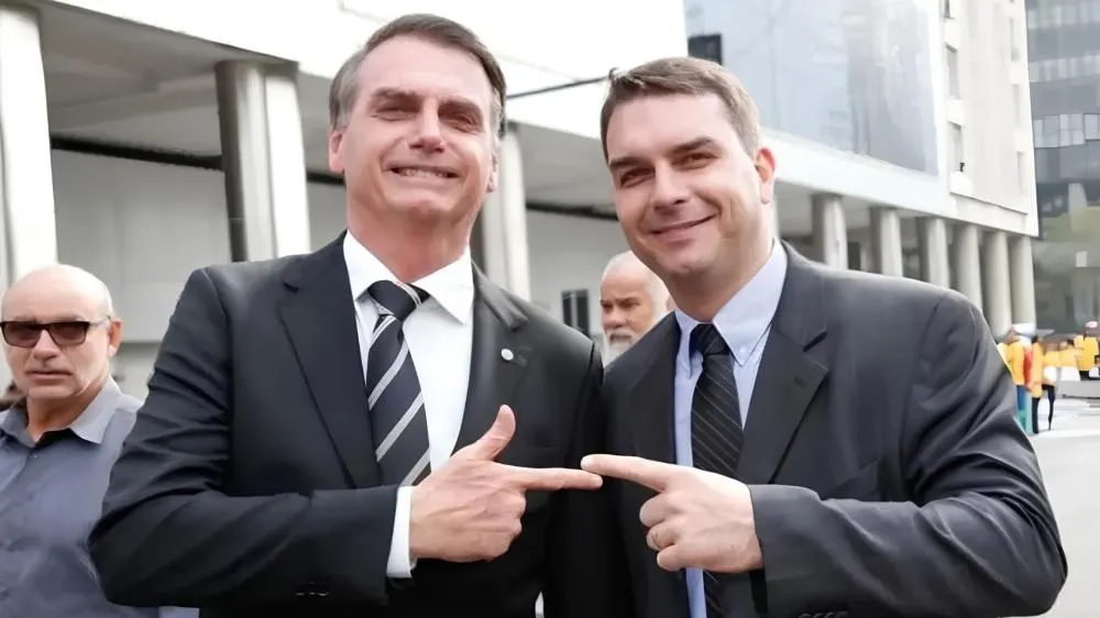 Veto de visitas entre Flávio e Bolsonaro divide eleitores; qual a sua opinião?