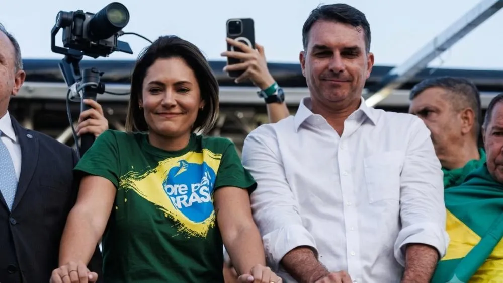 Após pedido de desculpas, Michelle e Flávio devem aparecer juntos em vídeo para campanha