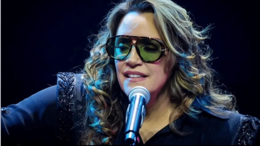 Ana Carolina interrompe show e faz cobranças à própria equipe no palco