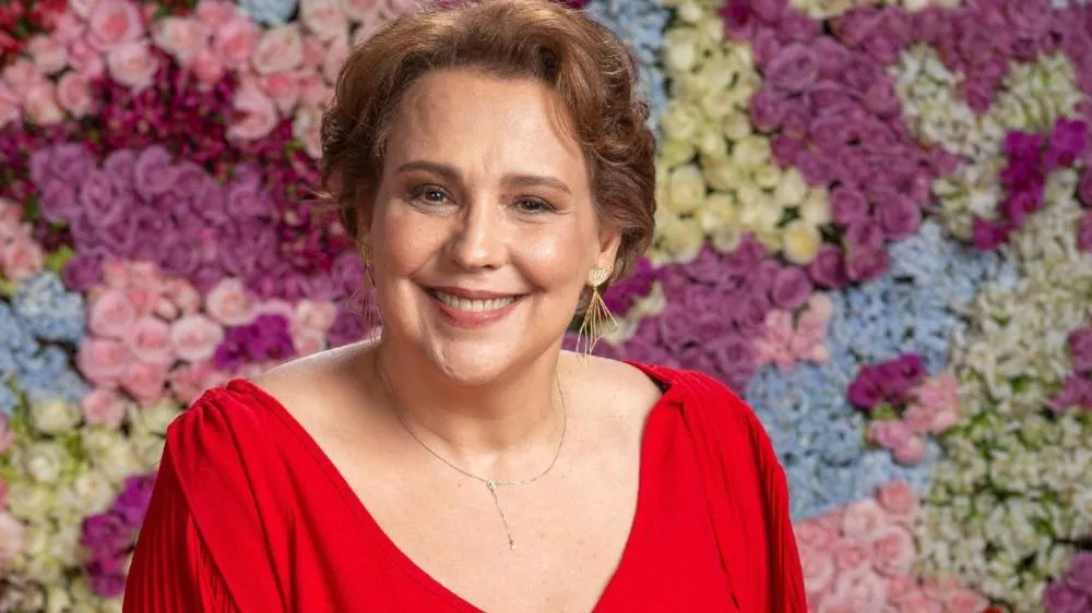 Ana Beatriz Nogueira esclarece internação e tranquiliza: “Estou ótima”