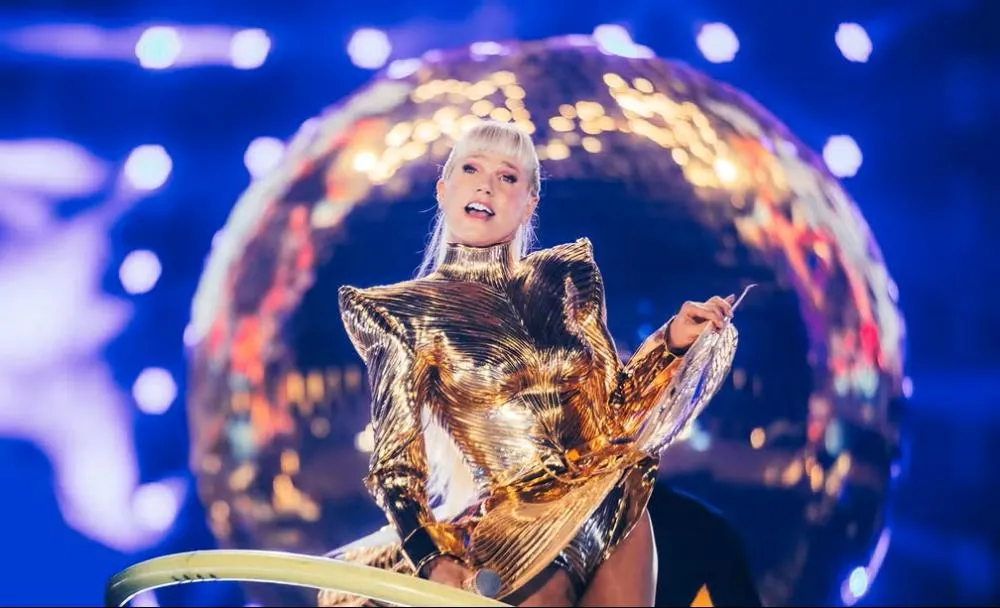 Entre turbulências e aplausos: Xuxa faz “O último voo da nave” decolar em São Paulo