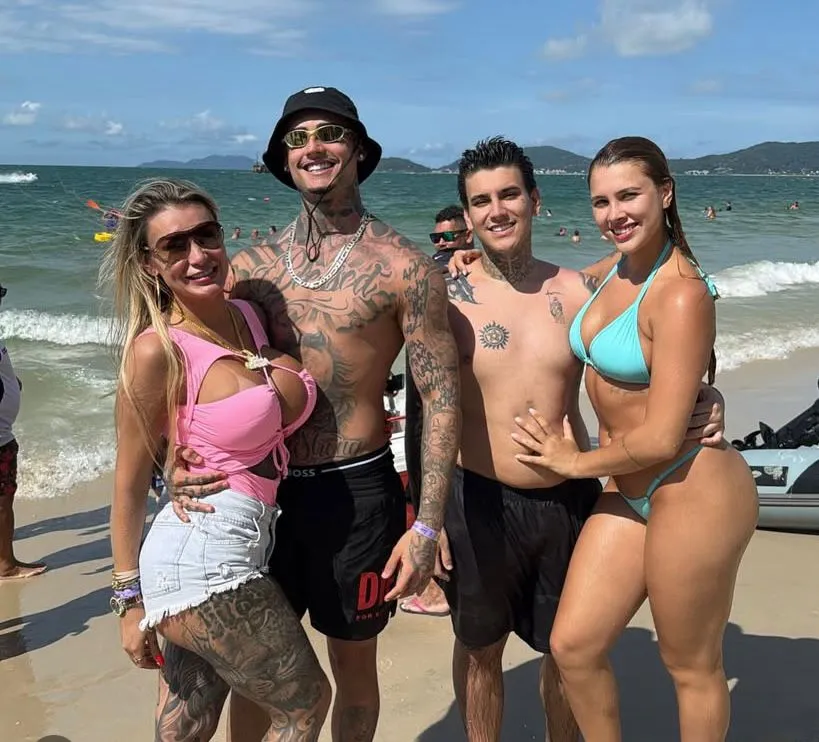 Após ver a mãe anunciar gravação de conteúdo adulto com sua namorada, filho de Andressa Urach sugere gravar com o padrasto 