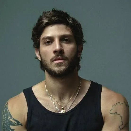 Chay Suede expõe vida sexual com delicadeza: “Esposa satisfeita e sem falha na hora H”
