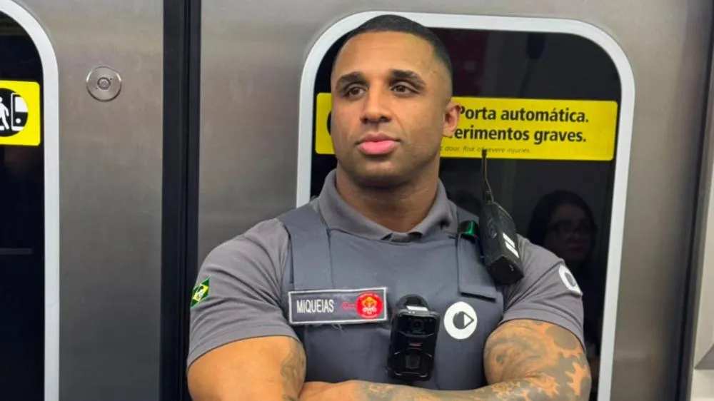 Segurança gato do metrô chama atenção e arranca suspiros na web