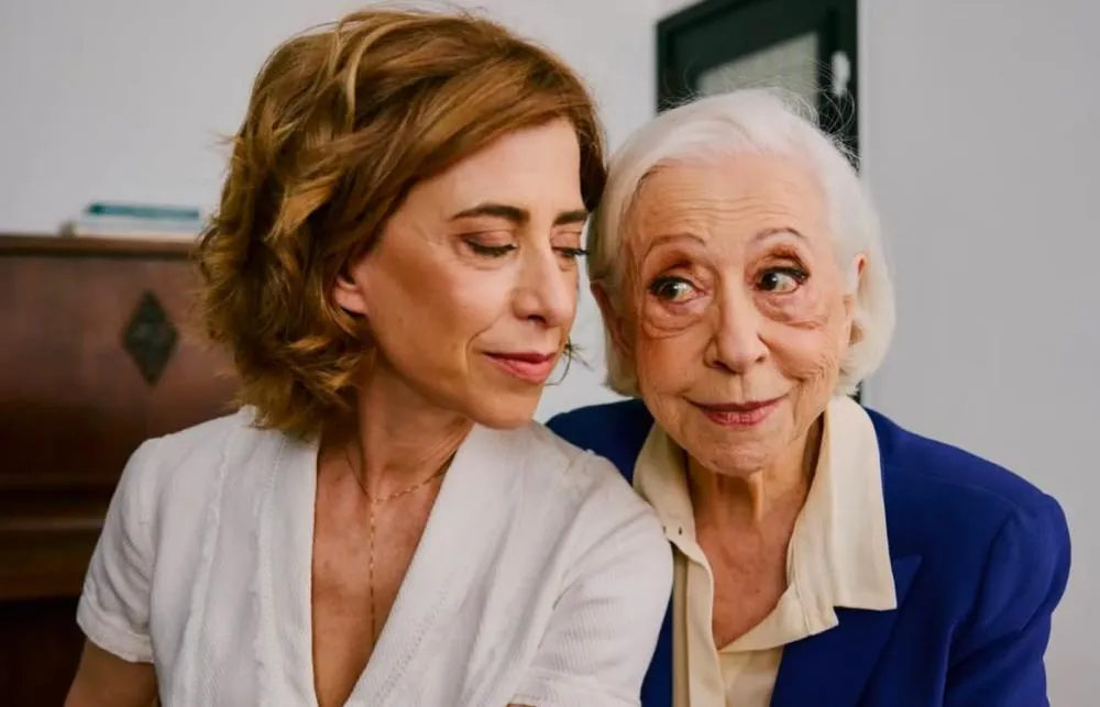 Fernanda Montenegro morreu? Durante entrevista, Fernanda Torres corrige gafe de jornalista e exalta a mãe