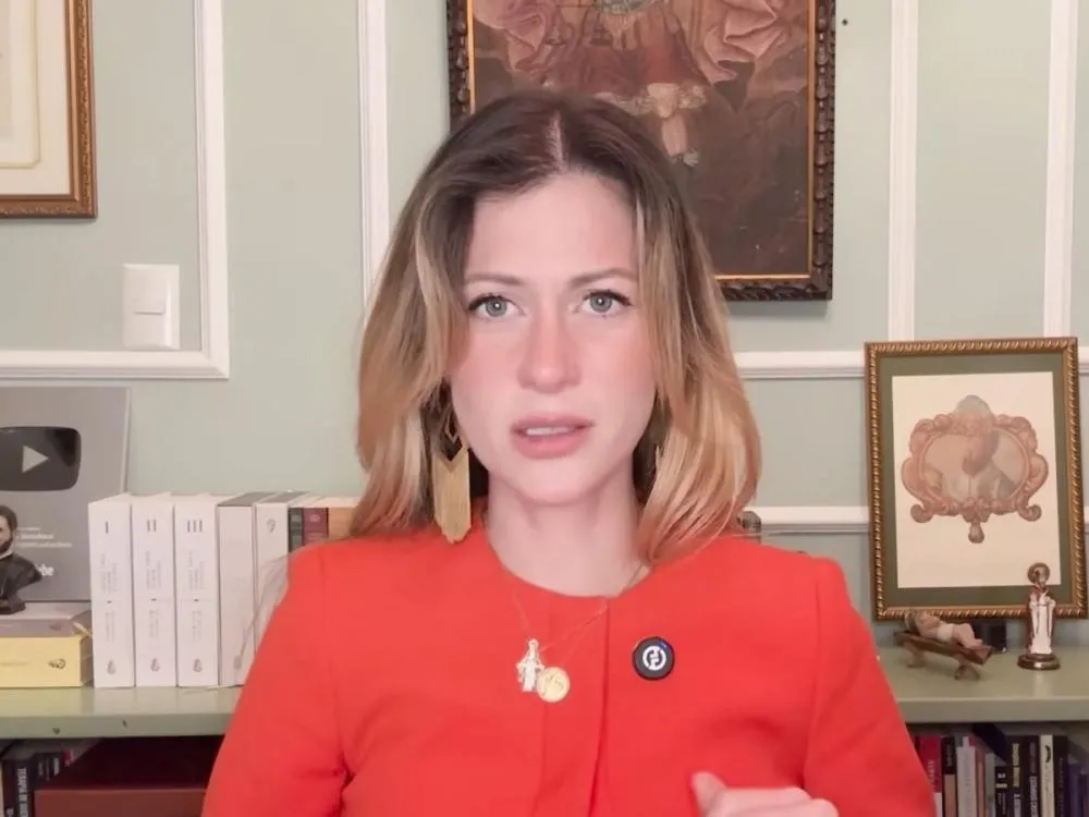 Pietra Bertolazzi ironiza ataques de fãs de BTS e promete resposta na justiça: “Isso é crime!”