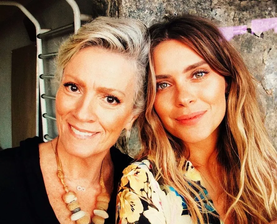 Carolina Dieckmmann revela que se inspirou em sua mãe para filme sobre alcoolismo: “Foi curativo”