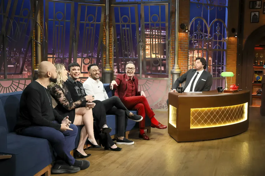 Elenco do canal 'Felipeh Campos Oficial' chama atenção em participação no 'The Noite, com Danilo Gentili'; veja como foi