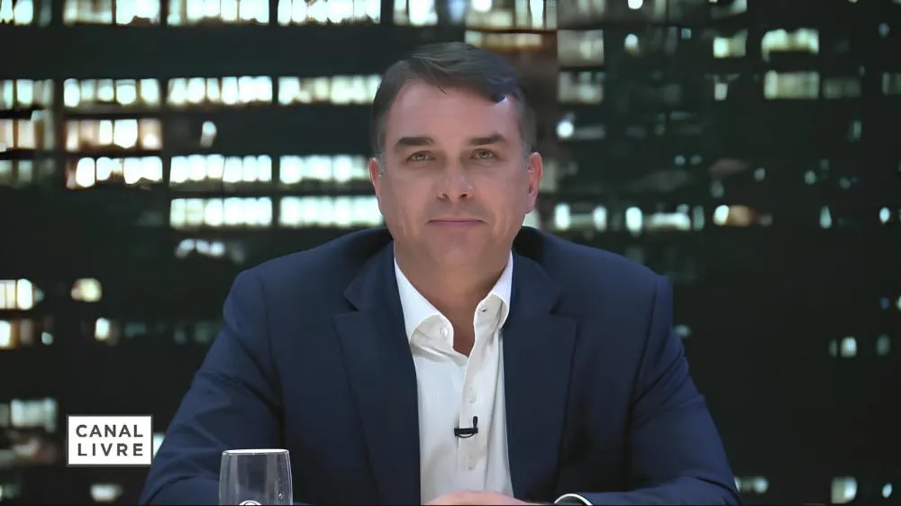 Em convenção, Flávio promete manter Bolsa Família e critica Desenrola Brasil