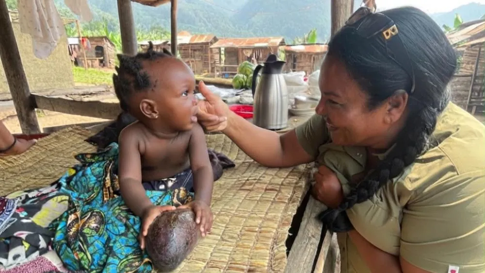 Cantora brasileira Pipa Brasey transforma viagem em projeto social para levar água à comunidade em Uganda