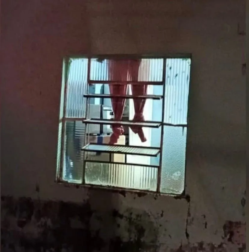 Vizinho chama a polícia após confundir cortina na janela de uma casa com um corpo pendurado