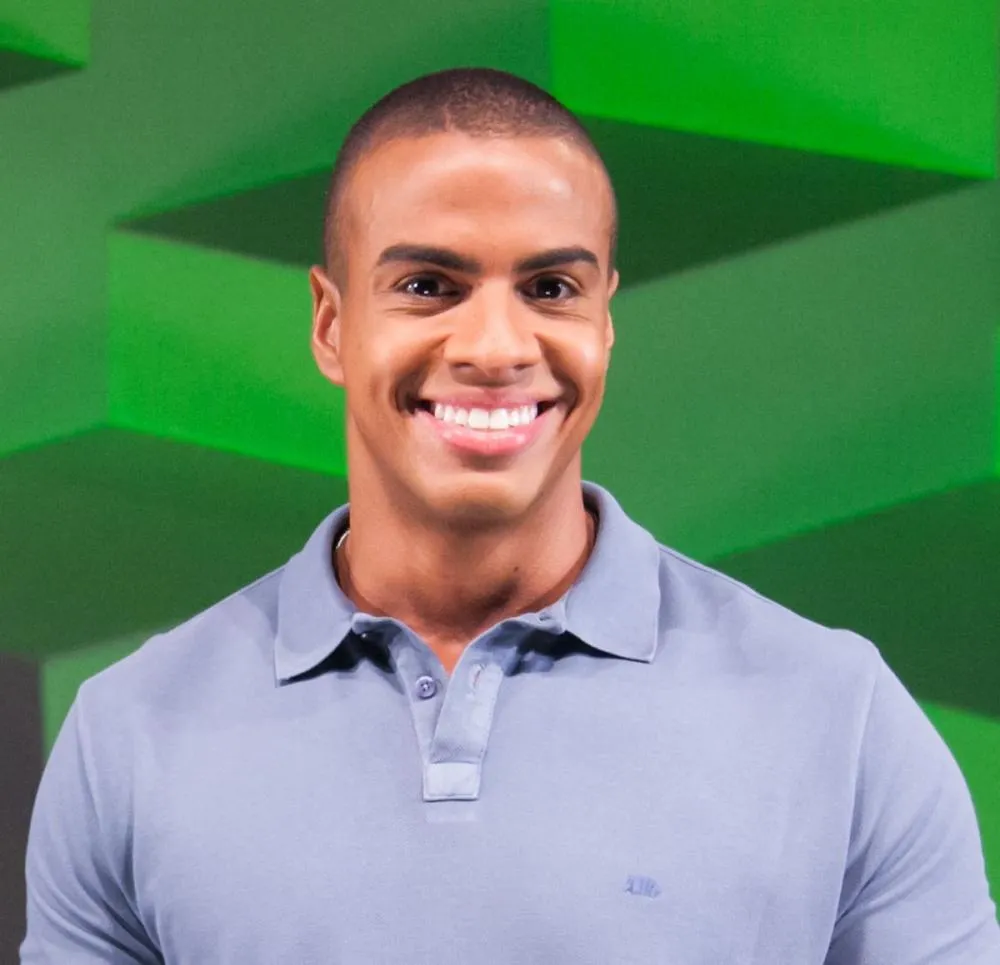 Quem é Thiago Oliveira: jornalista apontado como suposto substituto de Tadeu Schmidt no BBB