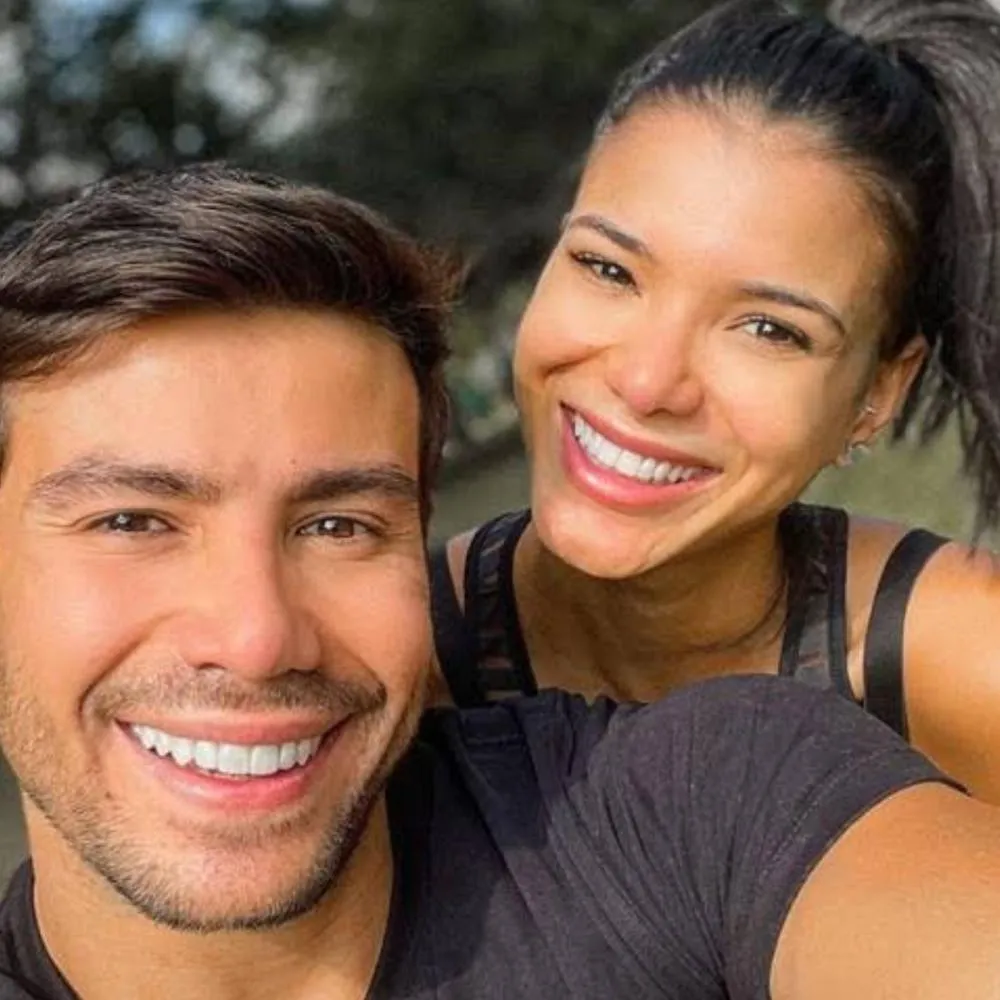 Jakelyne Oliveira e Mariano anunciam data do casamento; casal se conheceu no reality A Fazenda