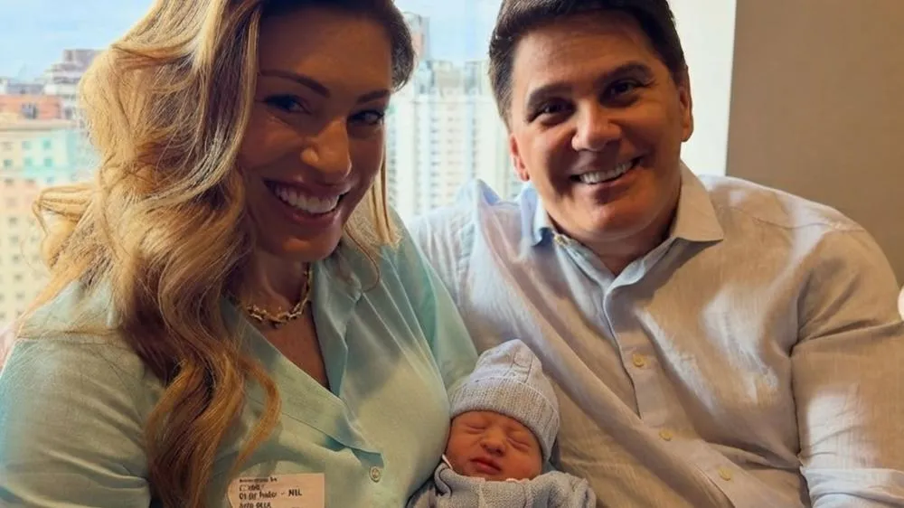 Vovô e vovó oficial: César Filho e Elaine Mickely celebram nascimento do 1º neto