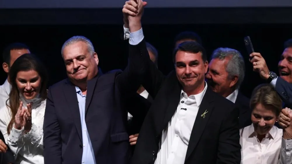 Flávio Bolsonaro oficializa Alfredo Gaspar como seu vice-presidente de chapa