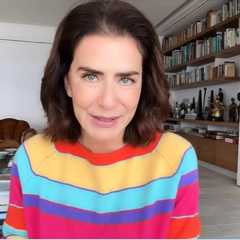 Após término com cantora, Maitê Proença surge acompanhada em evento e levanta suspeita de affair