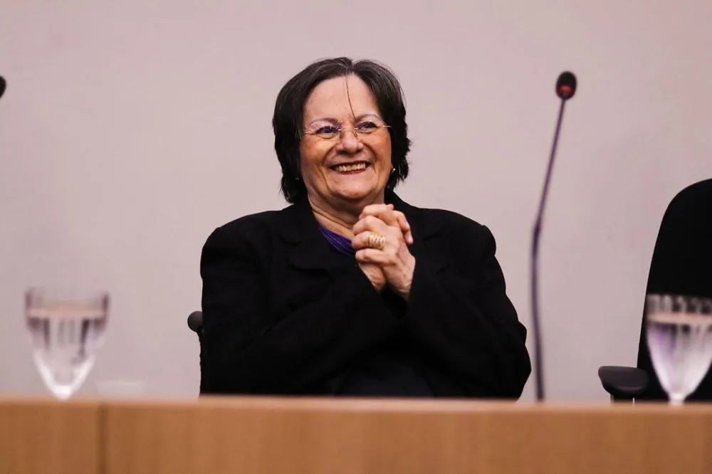 Maria da Penha faz alerta sobre grupos 'red pill' nas redes: “Precisamos ensinar meninos a lidar com a rejeição”