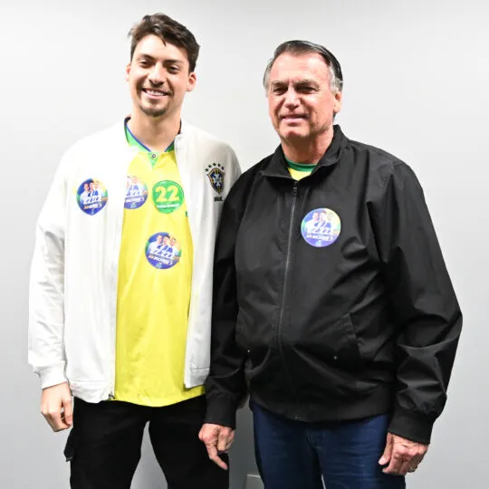 Jair Renan registra candidatura em SC com nome do pai, Jair Bolsonaro, e declara patrimônio quatro vezes maior que em 2024