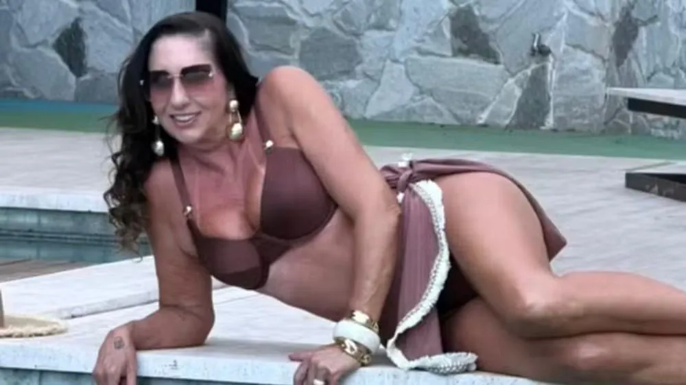 Mãe de Virginia exibe resultado de cirurgias em fotos de biquíni e chama atenção com tatuagem íntima