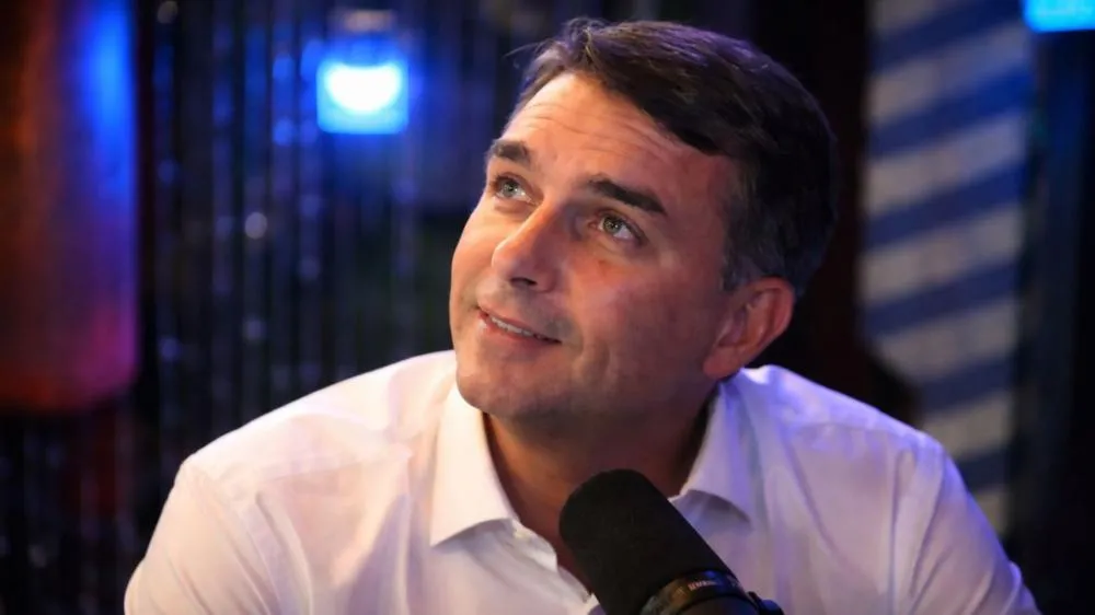 Flávio Bolsonaro critica Judiciário e afirma haver tentativa de barrar sua eleição