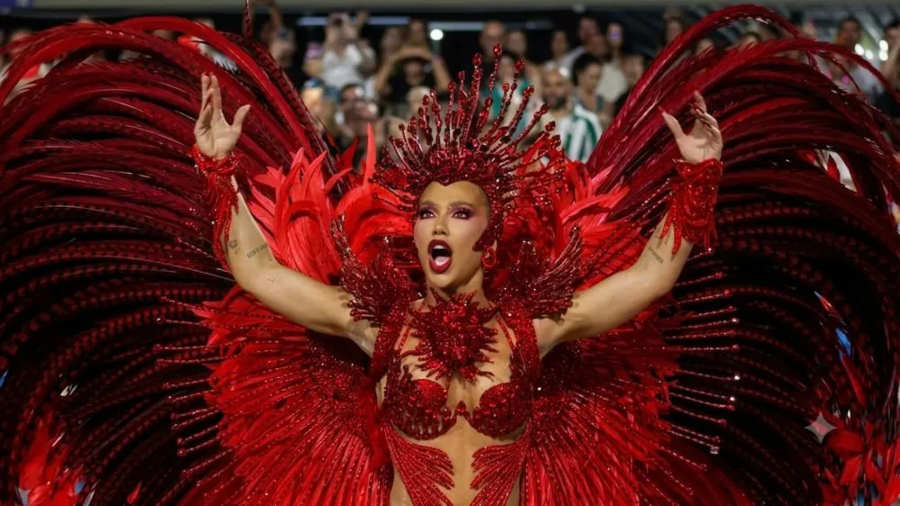 Virgínia é sincerona sobre seu maior erro na estreia como rainha de bateria da Grande Rio
